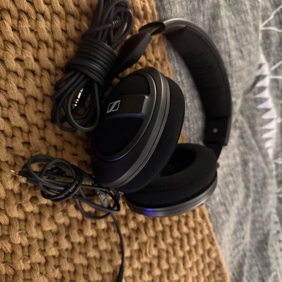 🎧 Sennheiser HD 569 Over-Ear Closed-Back Headphones + SLAPPA Case - Picture 2 of 11